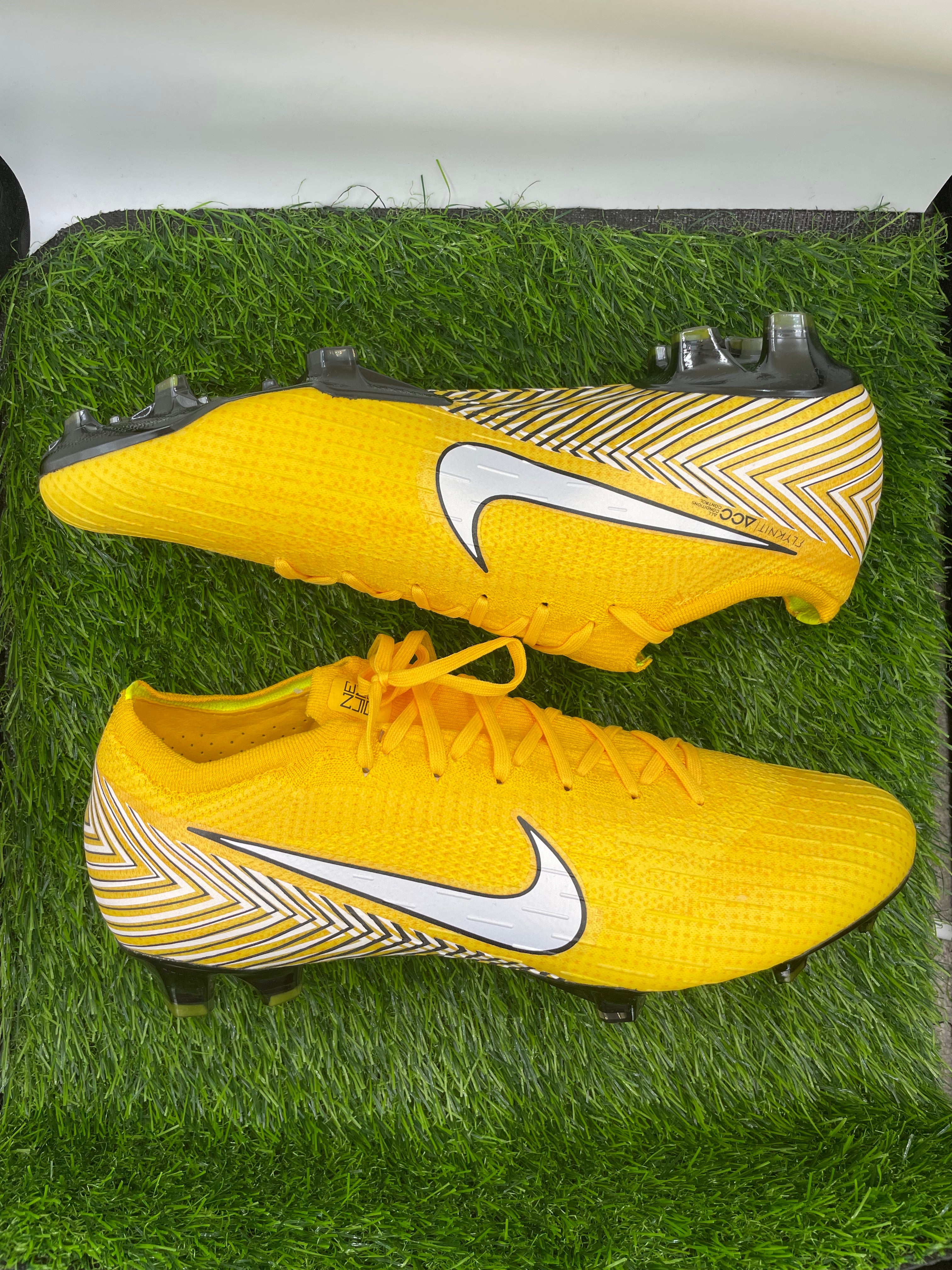 Neymar jr hot sale yellow boots